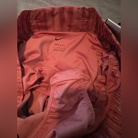 Nike Women’s Large Shorts 🩳 NWT - Picture 3 of 6